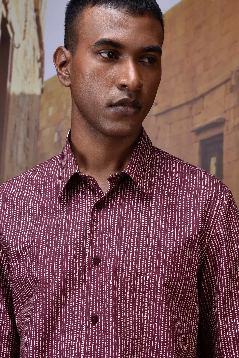 جينات ليكوانت هيمانت قميص بنقاط مجردة بطلاء الكرز